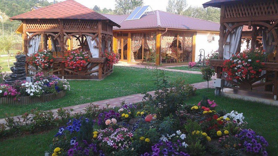 Pensiunea Cabana Soimul Comanesti  Exterior foto
